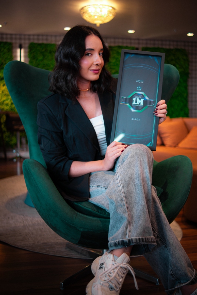 Thatyelle com placa de 1 milhão em comissões